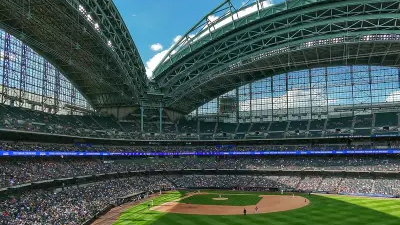 Turang sentencia en Milwaukee y los Brewers doblegan a los Yankees en un final de alto voltaje